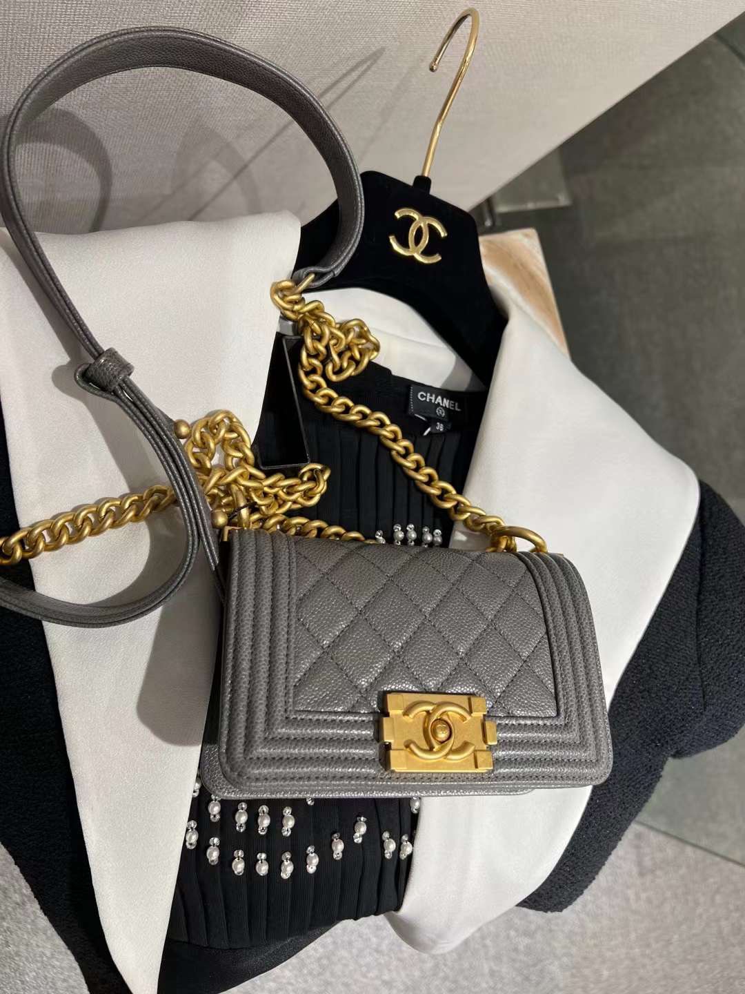【P1580】香奈儿包包官网 Chanel mini Leboy高级海鸥灰鱼子酱牛皮链条包