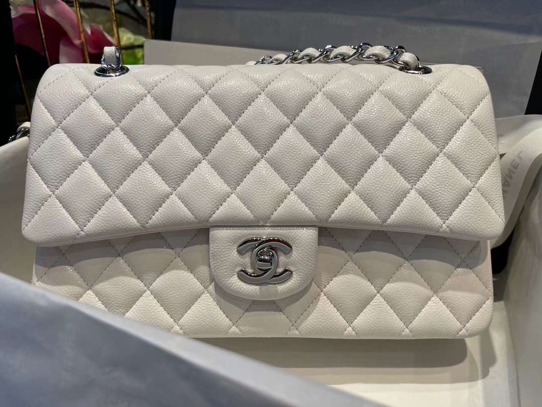 【P2700】香奈儿女包批发 Chanel CF25CM 原厂鱼子酱皮链条单肩包 纯白色