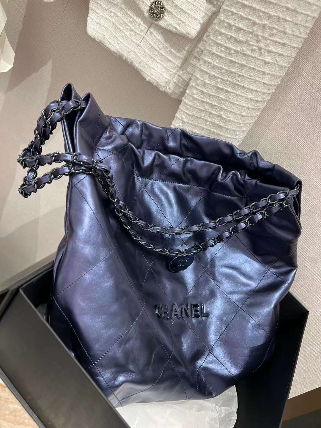 【P2220】香奈儿包包官网 Chanel 22 Bag灰蓝色菱格纹光面皮链条购物袋