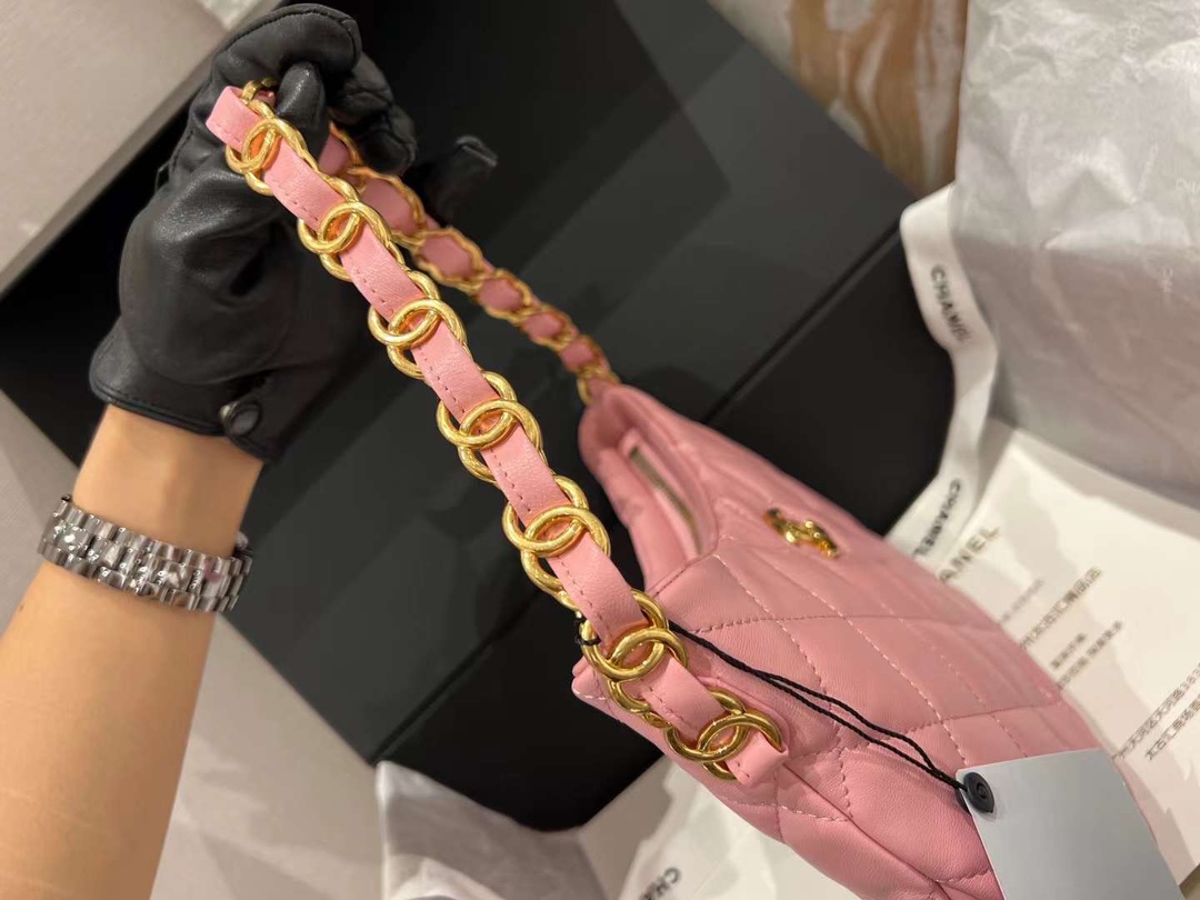 【P1580】香奈儿包包批发 Chanel 22k 新款hobo腋下包 粉色羊皮双C Logo链条包