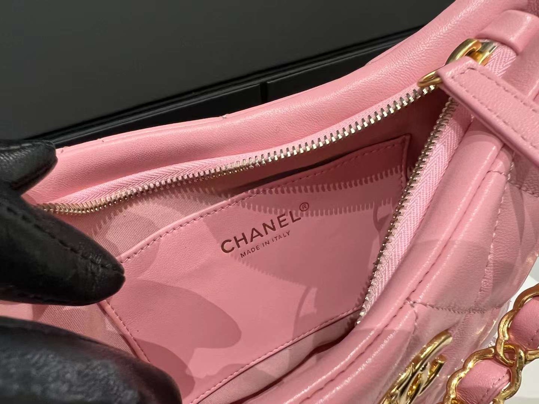 【P1580】香奈儿包包批发 Chanel 22k 新款hobo腋下包 粉色羊皮双C Logo链条包