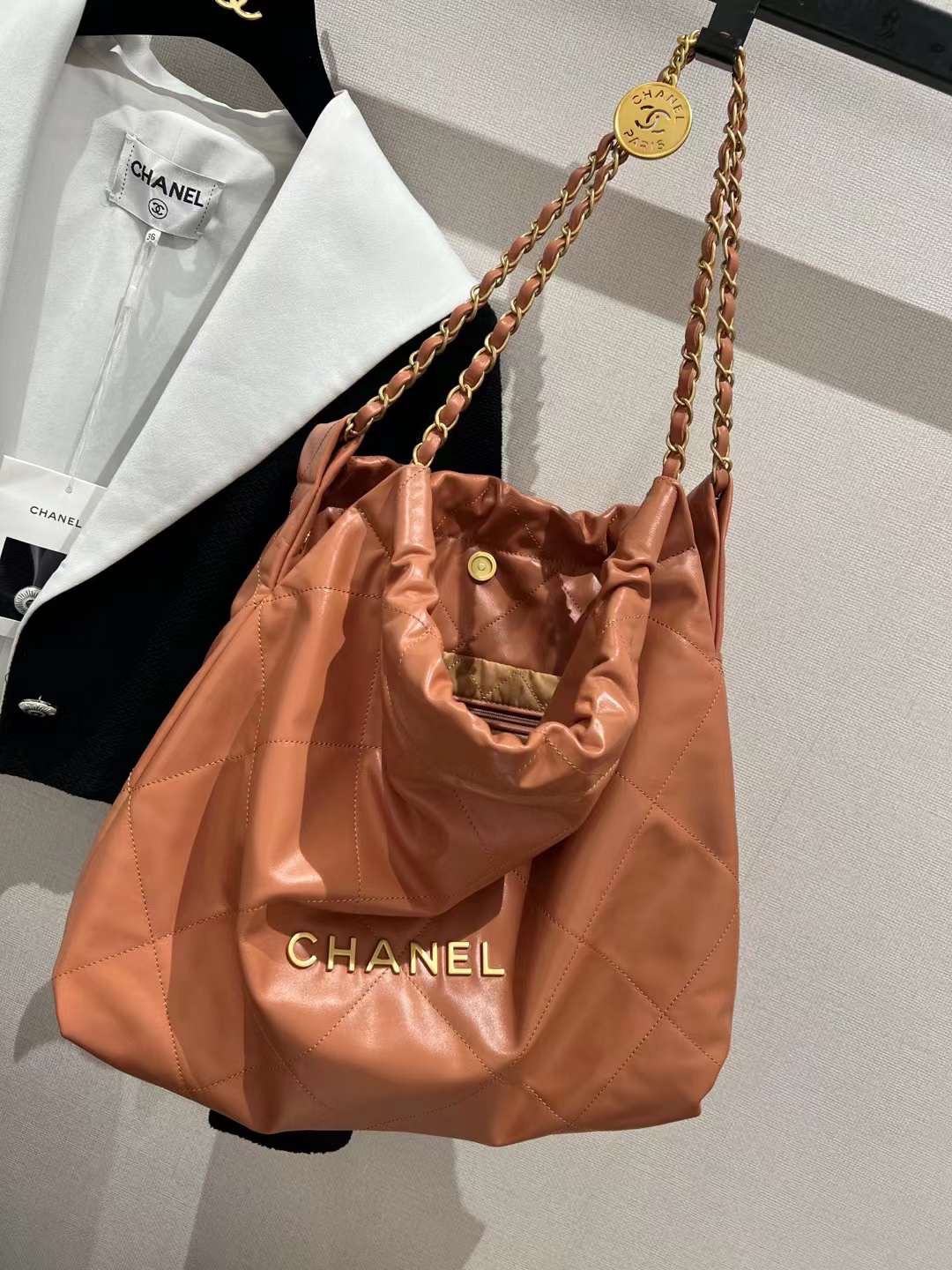 【P2220】Chanel包包批发 香奈儿22年新款光面皮22 bag链条单肩包 棕色