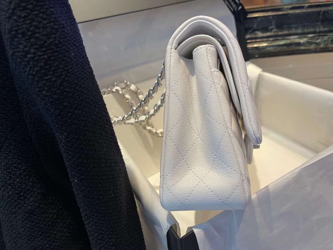 【P2700】香奈儿女包批发 Chanel CF25CM 原厂鱼子酱皮链条单肩包 纯白色