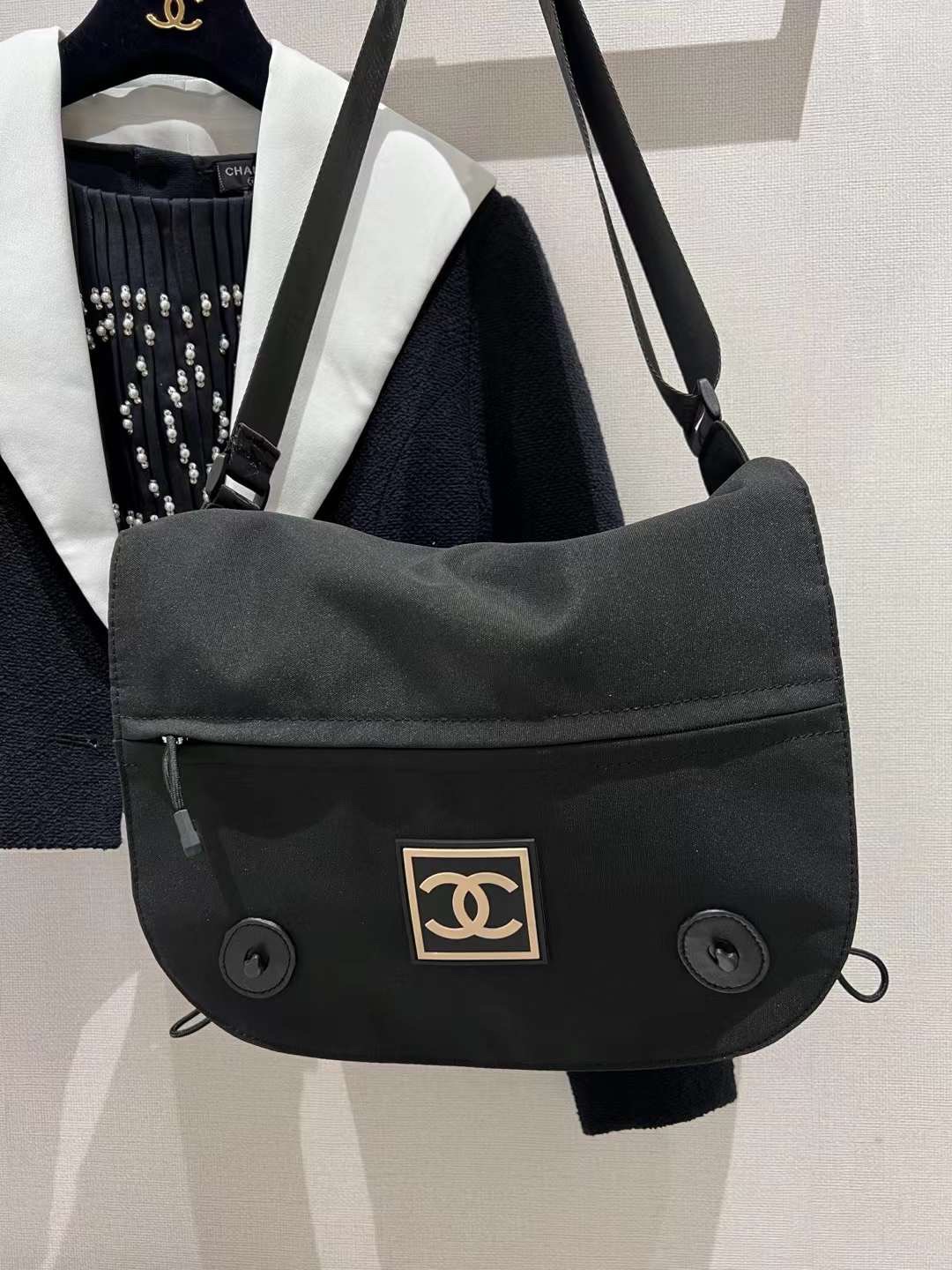 【P870】香奈儿包包价格 Chanel休闲运动风尼龙材质斜挎包单肩包 黑色