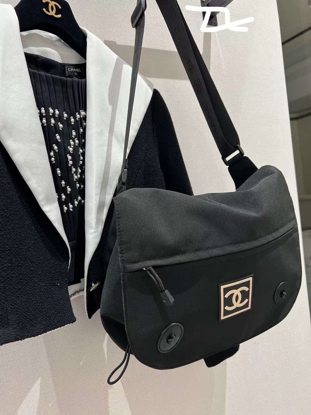 【P870】香奈儿包包价格 Chanel休闲运动风尼龙材质斜挎包单肩包 黑色
