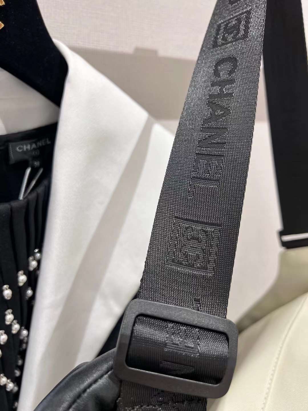 【P870】Chanel包包官网 香奈儿2022新款运动风米白色尼龙单肩斜挎包