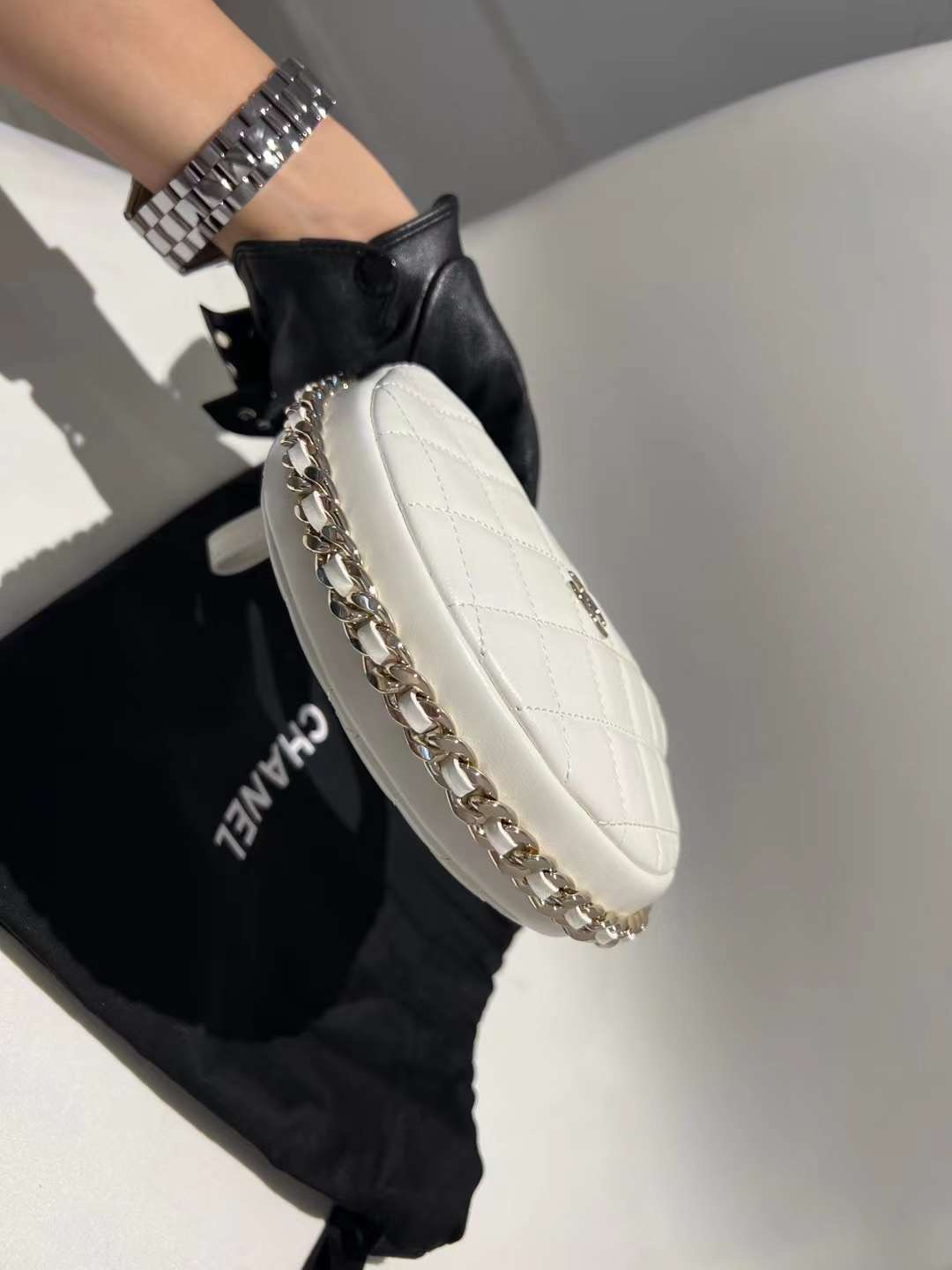 【P1470】Chanel包包货源 香奈儿23春夏新款白色羊皮半圆复古手拿包手挽包
