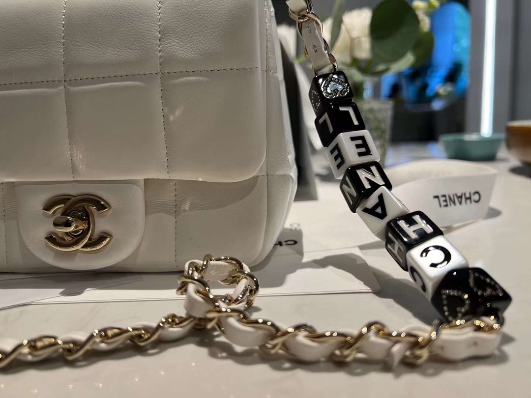 【P1880】香奈儿包包官网 Chanel CF17CM 白色正方格羊皮骰子链条斜挎方胖子包