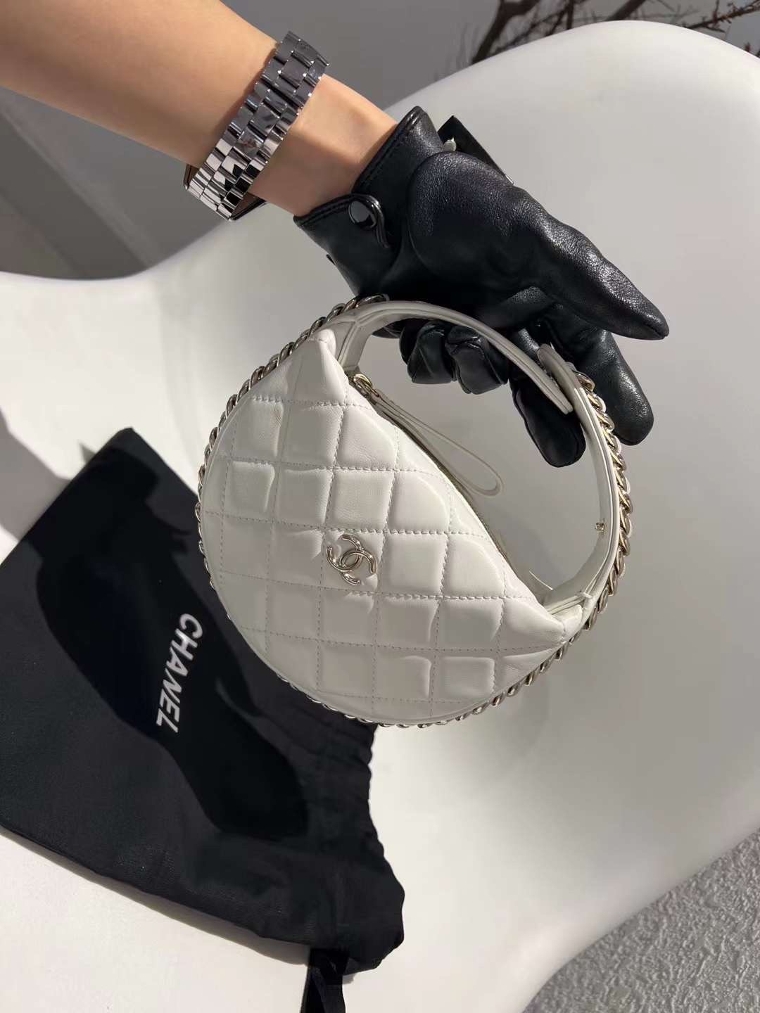 【P1470】Chanel包包货源 香奈儿23春夏新款白色羊皮半圆复古手拿包手挽包