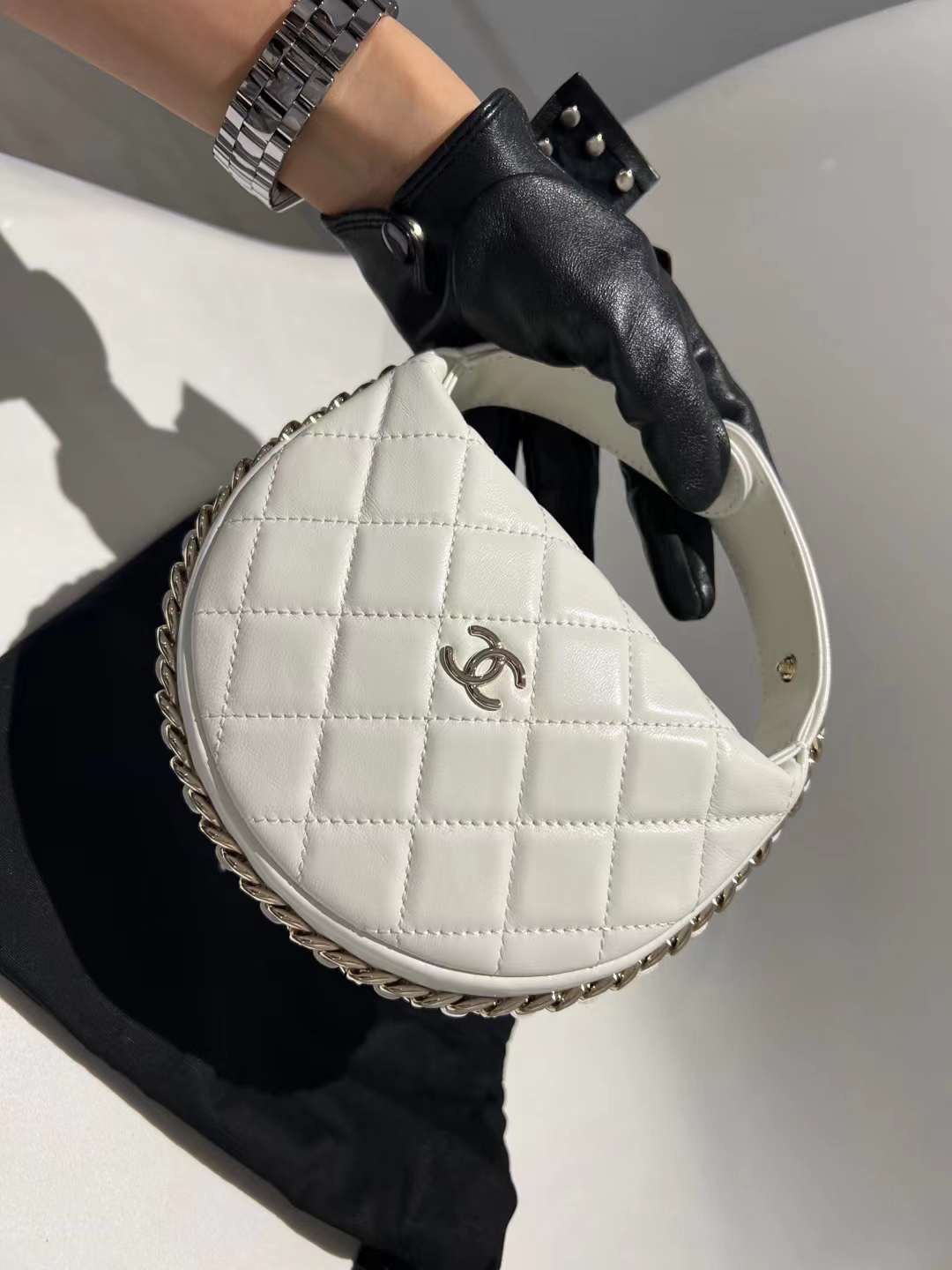 【P1470】Chanel包包货源 香奈儿23春夏新款白色羊皮半圆复古手拿包手挽包