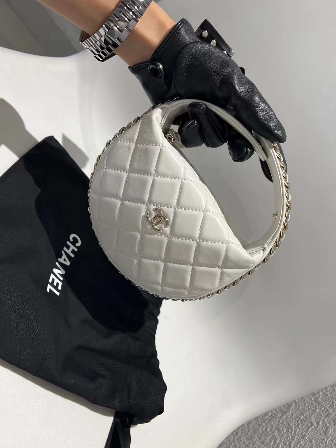 【P1470】Chanel包包货源 香奈儿23春夏新款白色羊皮半圆复古手拿包手挽包