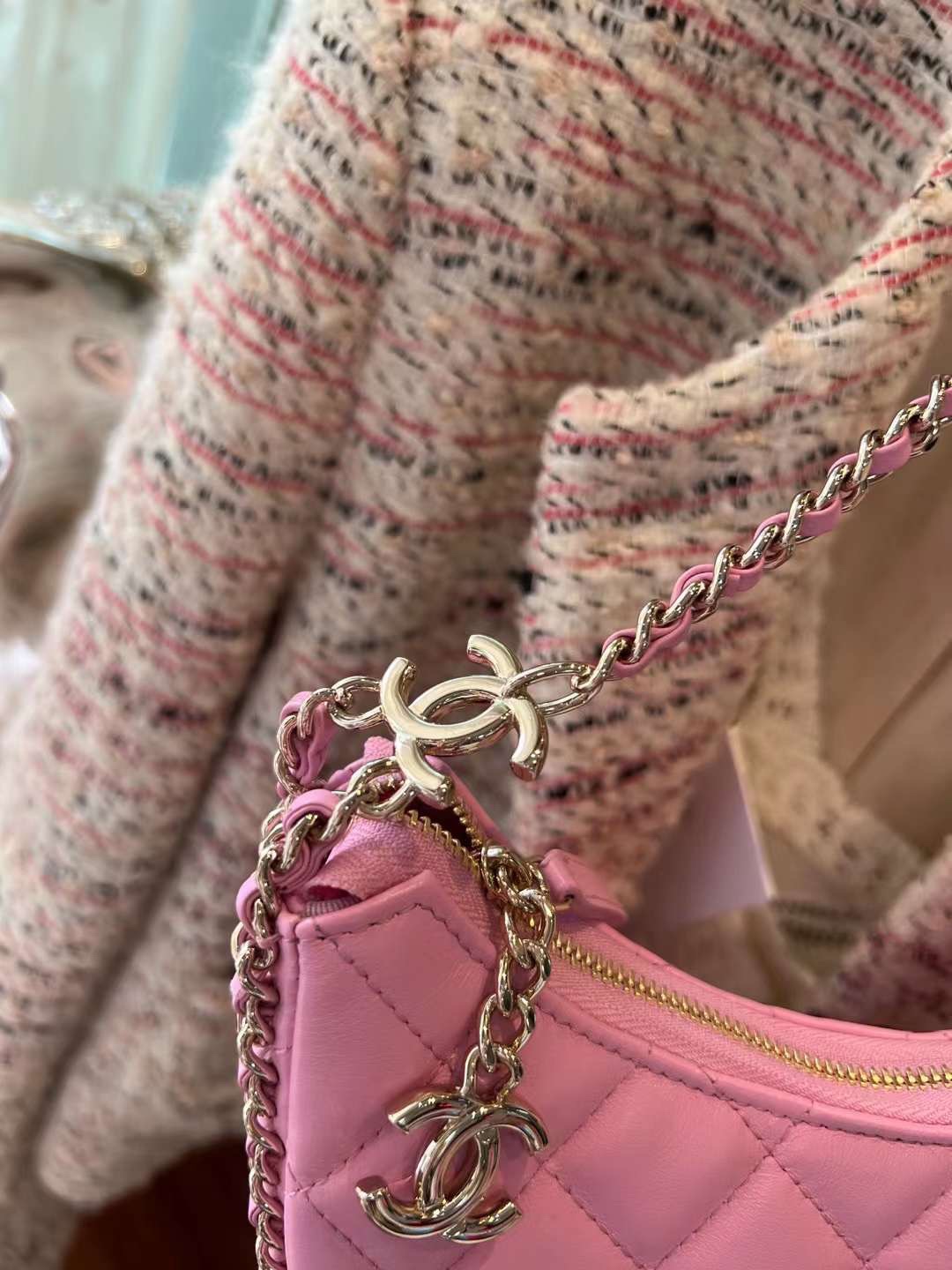【P1430】香奈儿女包批发 Chanel新款粉色羊皮半月牙包链条腋下斜挎包