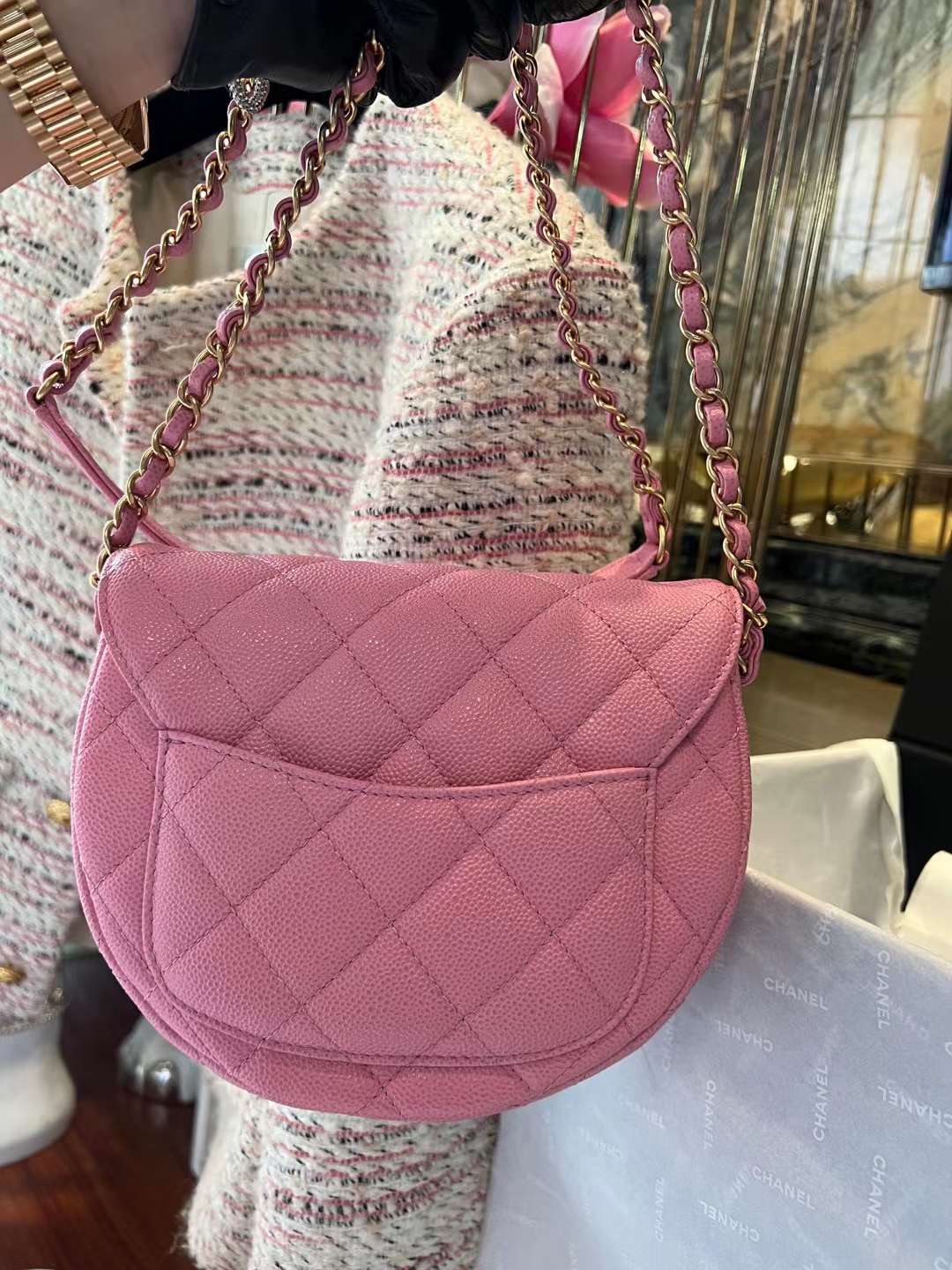 【P1880】Chanel女包批发 香奈儿2023新款大logo半月马鞍包口盖包 粉色