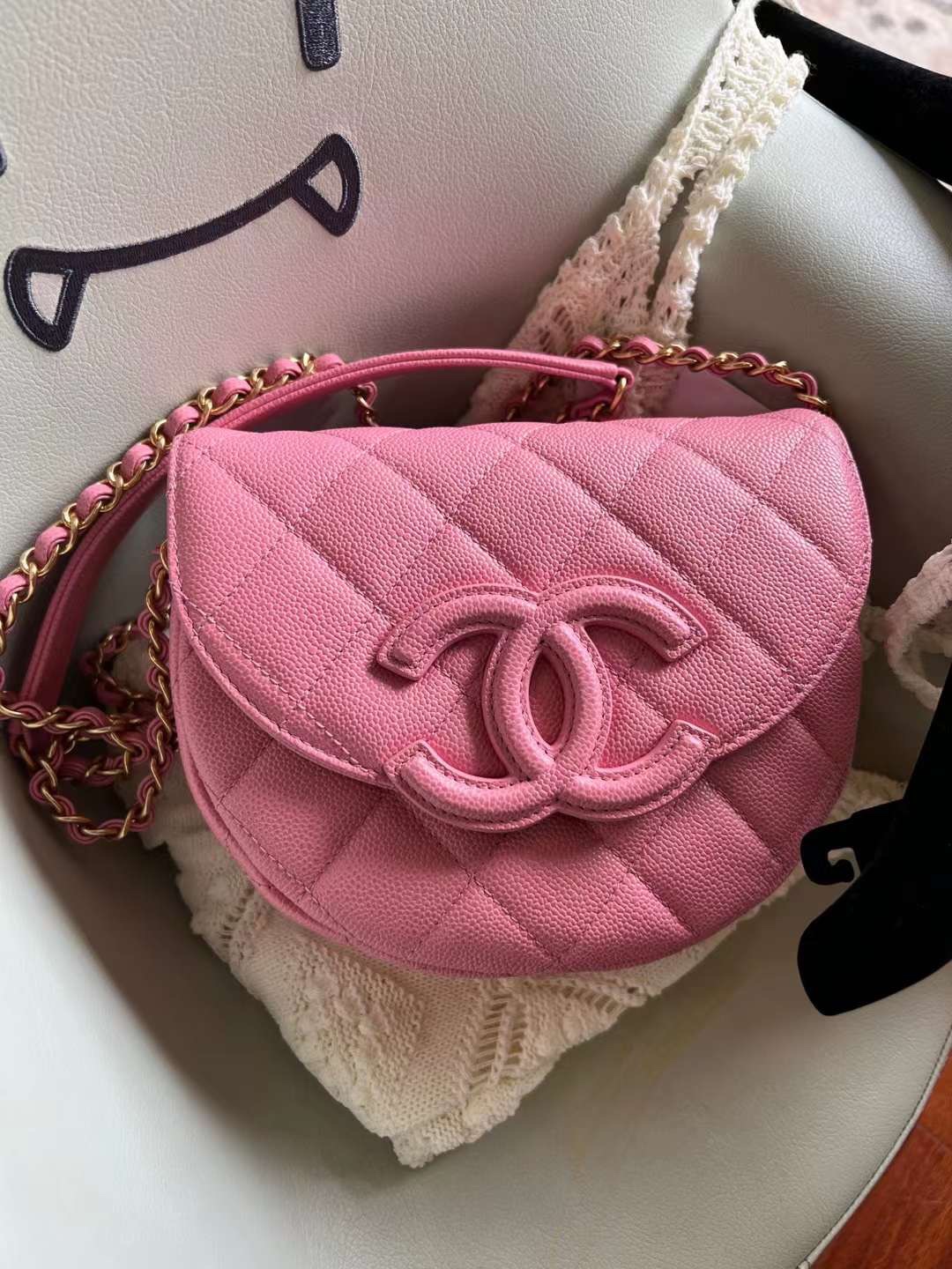 【P1880】Chanel女包批发 香奈儿2023新款大logo半月马鞍包口盖包 粉色