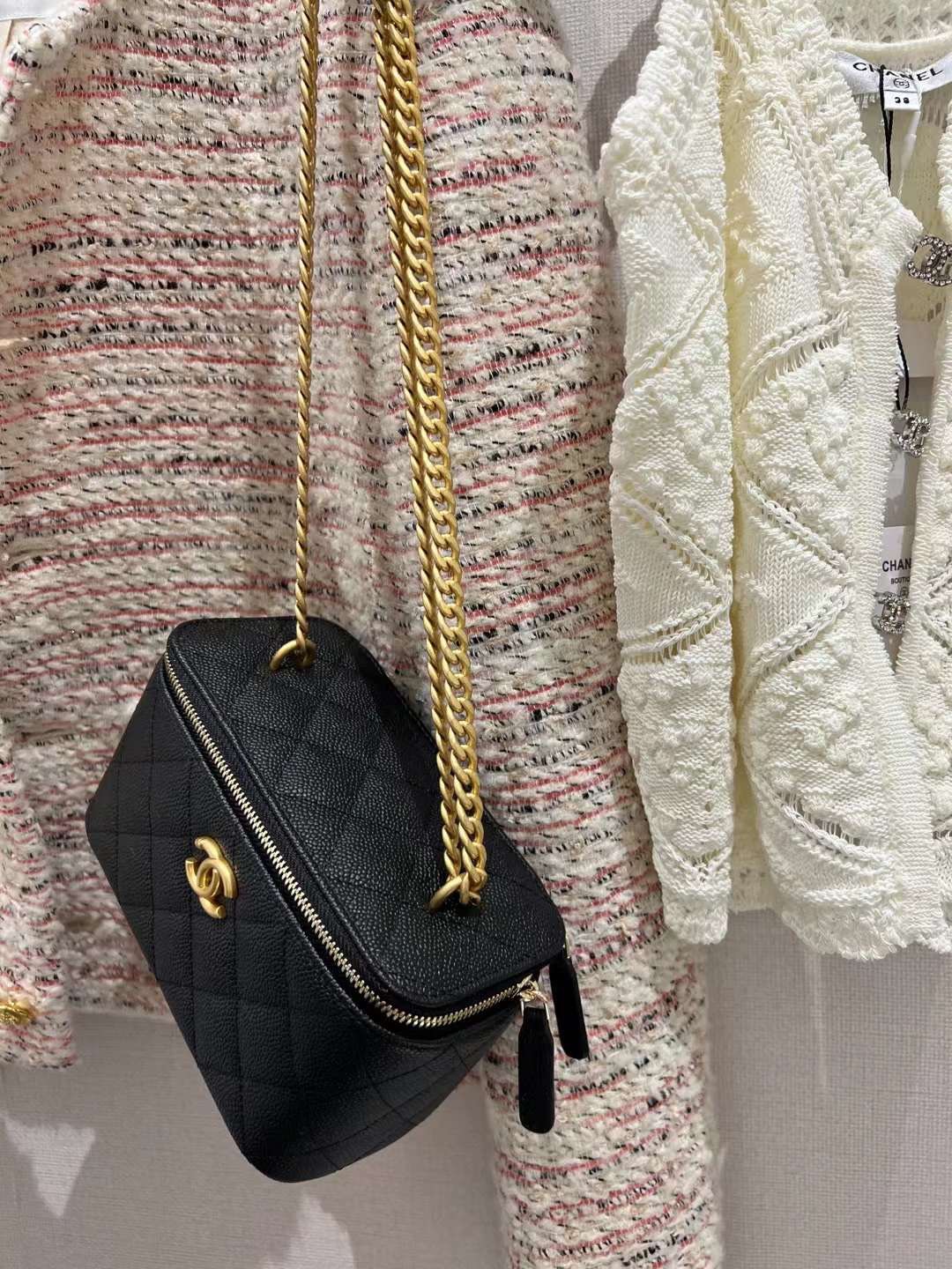 【P1280】Chanel包包价格 香奈儿2023新款黑色鱼子酱皮爱心调节链条盒子包