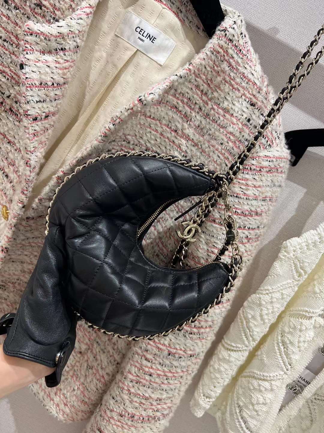 【P1430】香奈儿Jennie同款月亮包 Chanel黑色羊皮皮穿链设计手提腋下包 大号