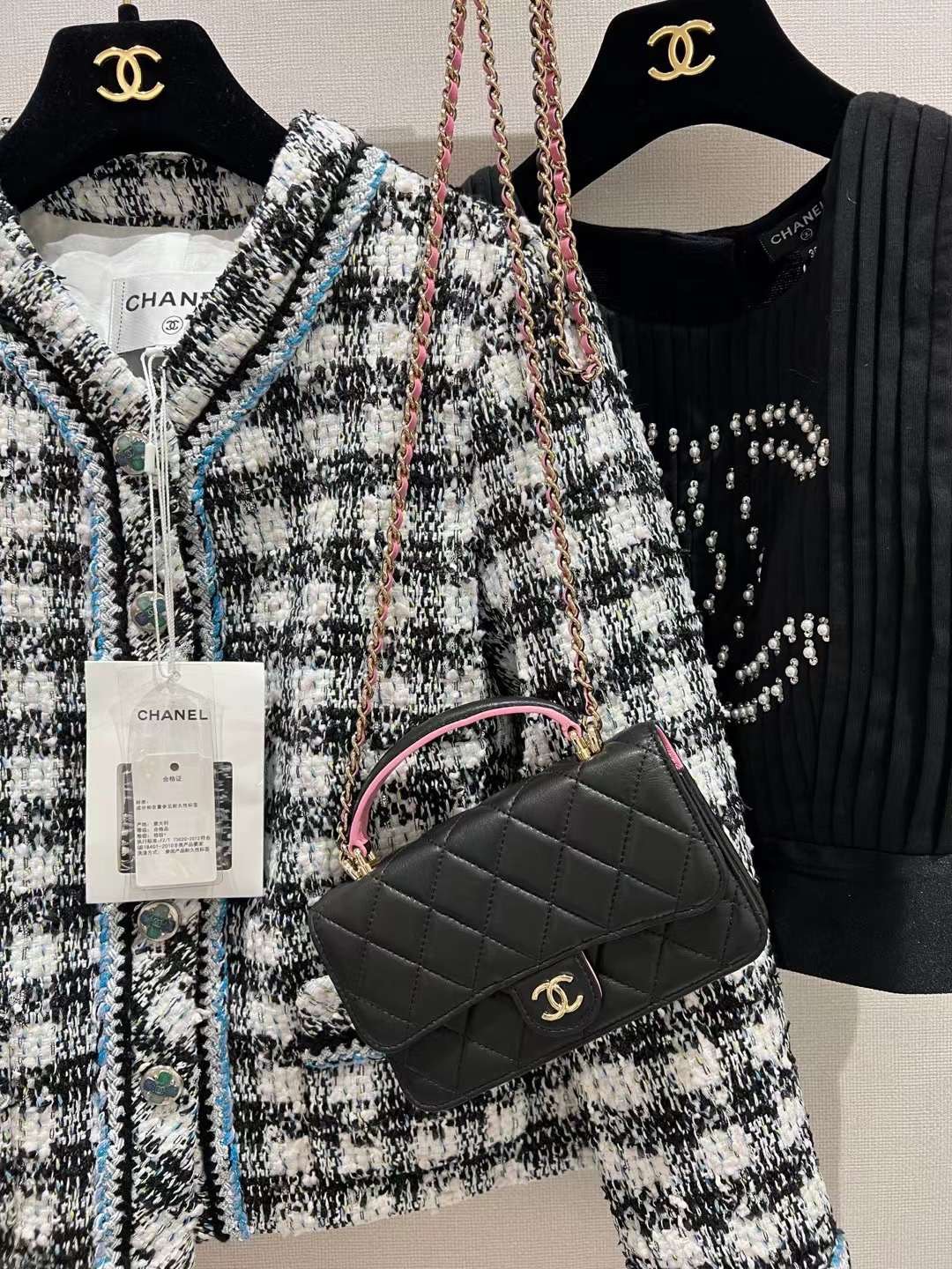 【P1470】香奈儿女包批发 Chanel新款粉色拼黑色羊皮手柄链条Woc手提包