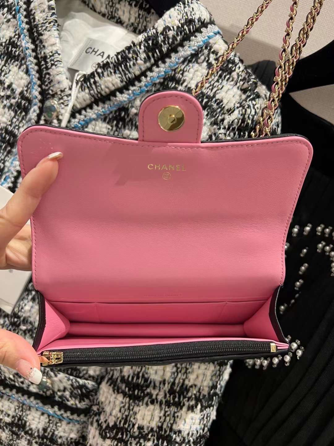 【P1470】香奈儿女包批发 Chanel新款粉色拼黑色羊皮手柄链条Woc手提包