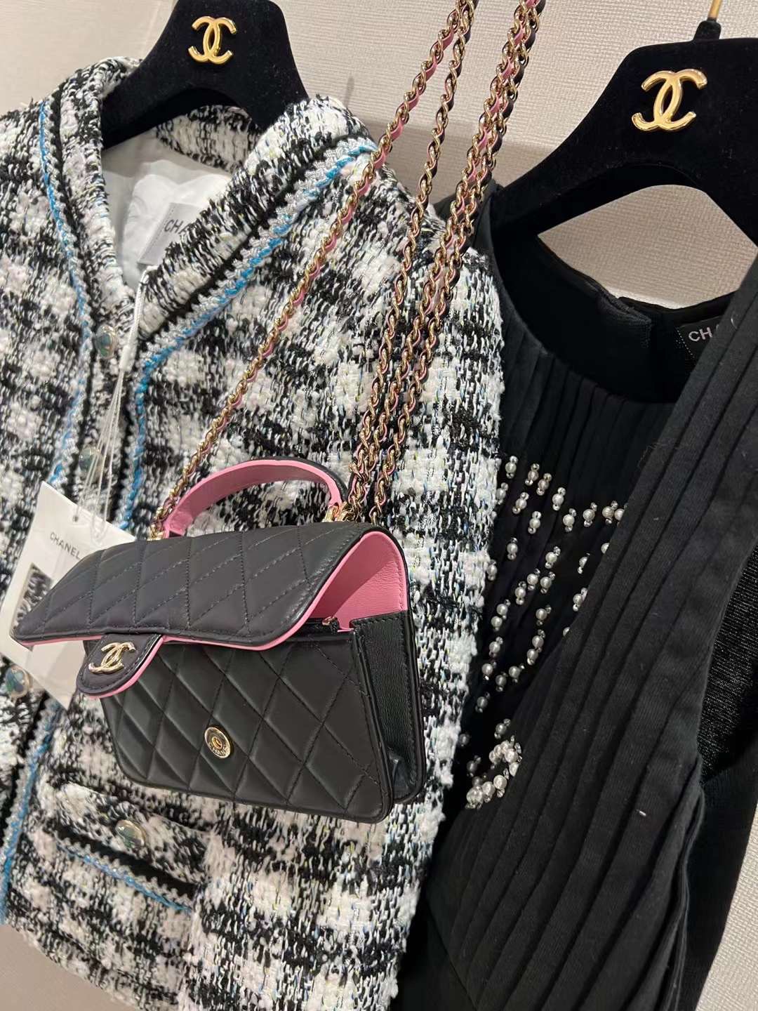 【P1470】香奈儿女包批发 Chanel新款粉色拼黑色羊皮手柄链条Woc手提包