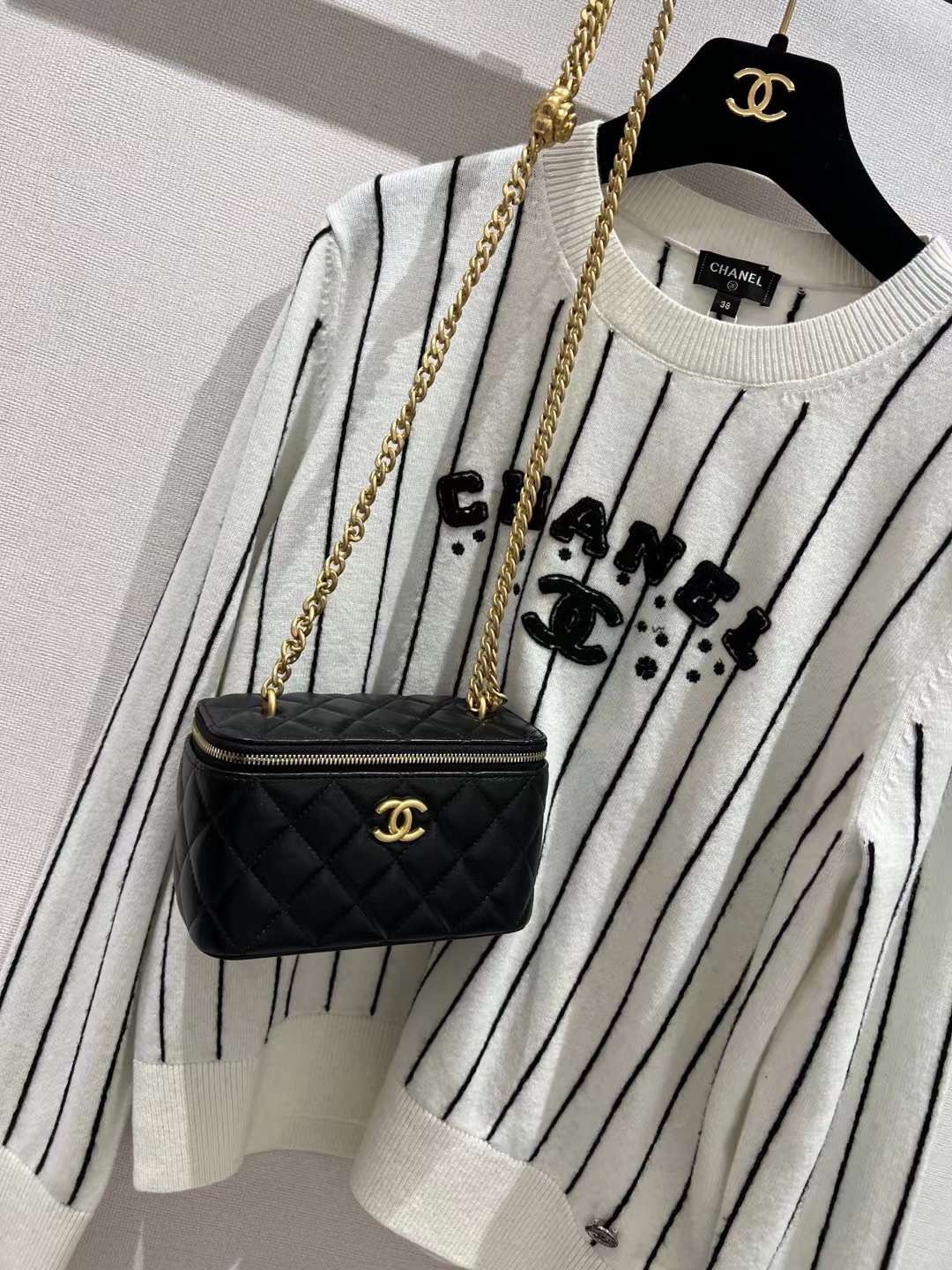 【P1280】一件代发 Chanel香奈儿黑色菱格羊皮山茶花调节链条化妆包盒子包17CM