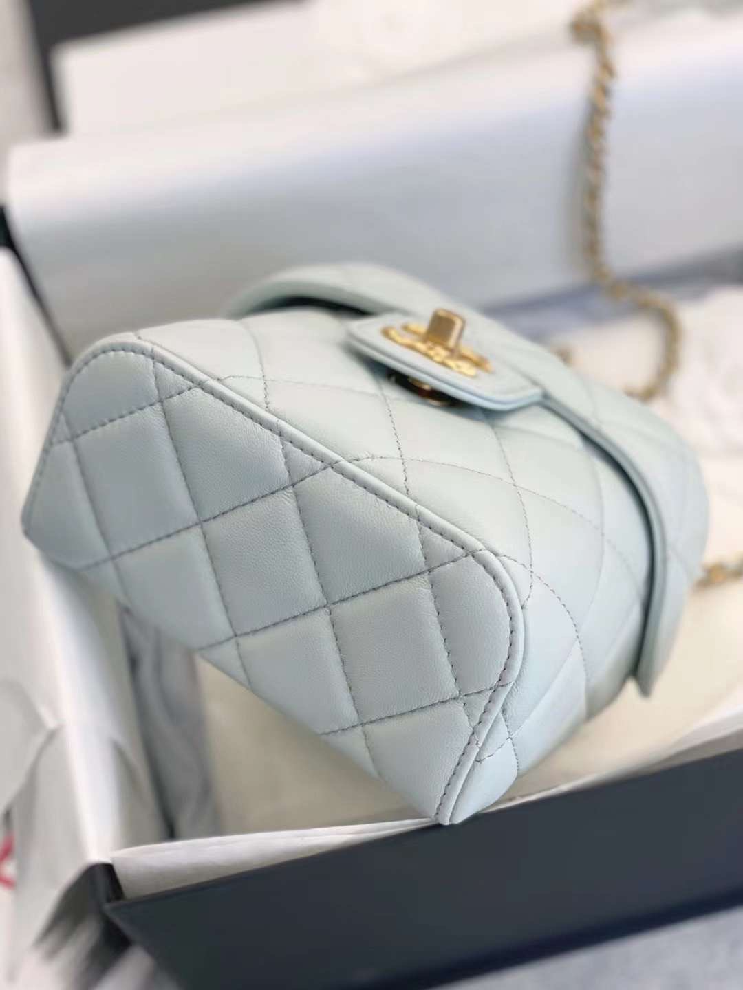 【P2370】香奈儿包包批发 Chanel浅蓝色菱格羊皮口盖手提盒子包斜挎包