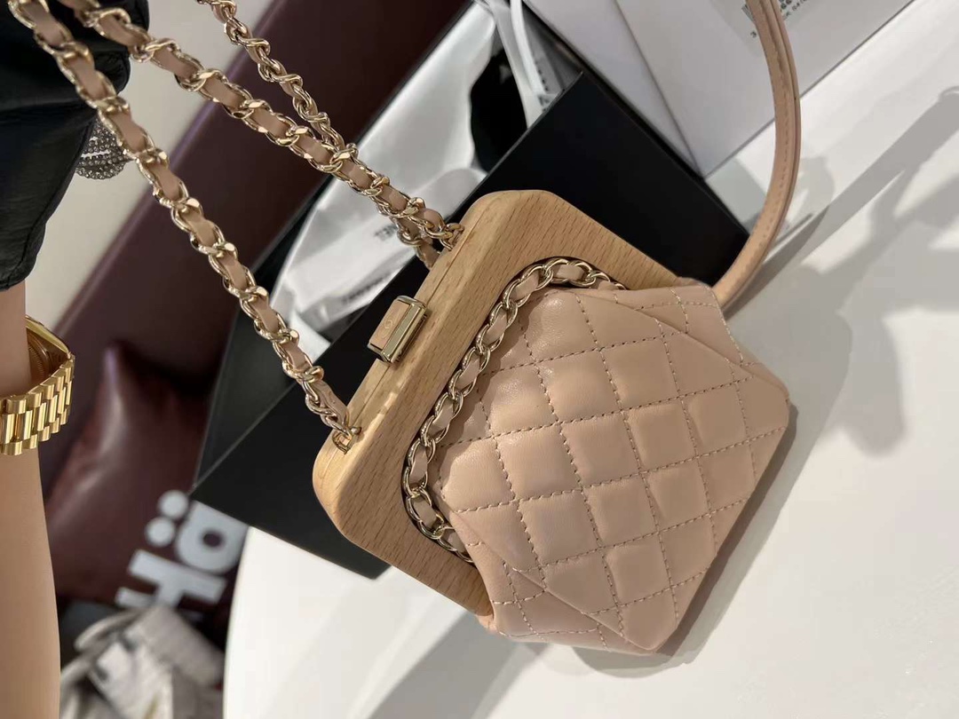 【P2180】Chanel Small Clutch 香奈儿裸色菱格纹羊皮链条木盒夹口包晚宴包